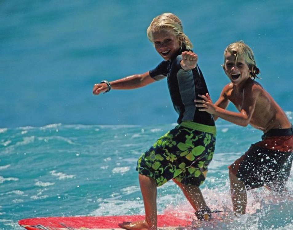 JJF en surf et avec son frère
