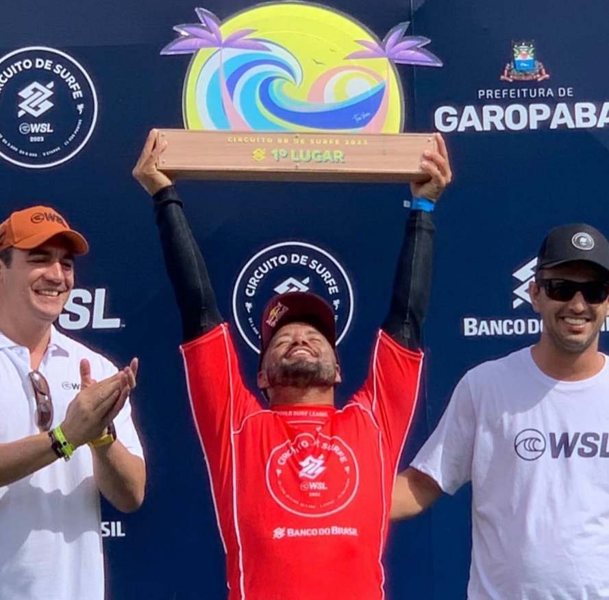 Adriano de Souza avec son trophé