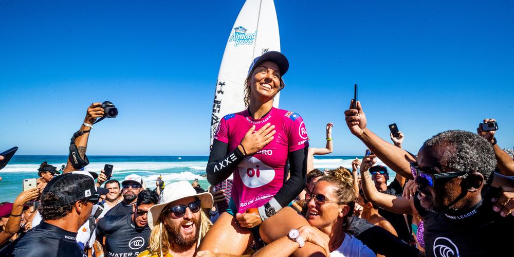 Sally après avoir remporté une compétition de surf