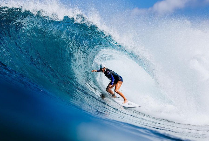 Lakey Peterson prend un tube en surf