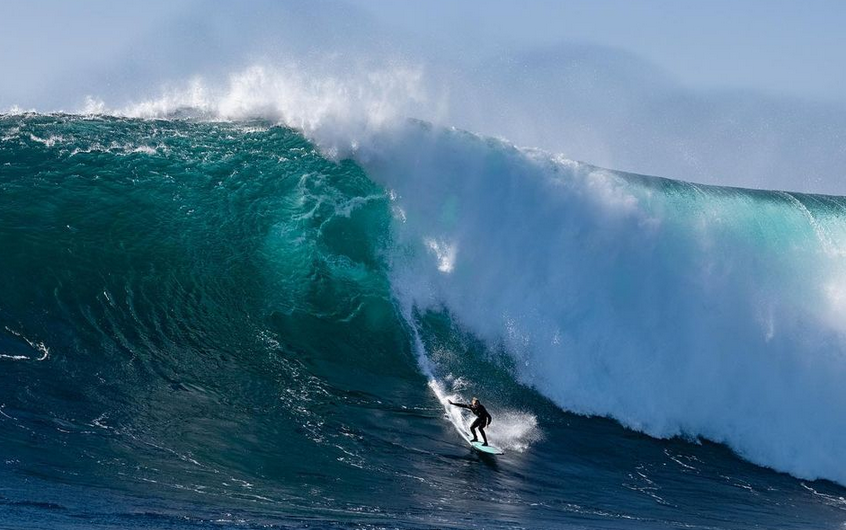 Paige Alms surf des grosses vagues